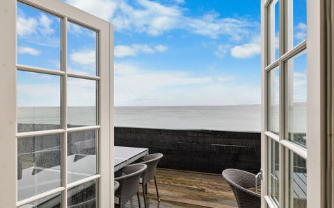 Terina - 5M from the Sea: Toit, Maison, Domicile, Chalet, Siding, Biens, Allée, Batiments Jardin, Cour, Cabanon