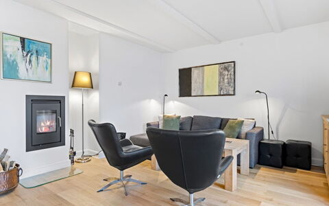 Terina - 5M from the Sea: Toit, Maison, Domicile, Chalet, Siding, Biens, Allée, Batiments Jardin, Cour, Cabanon