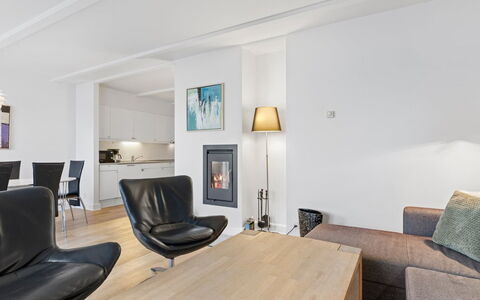 Terina - 5M from the Sea: Toit, Maison, Domicile, Chalet, Siding, Biens, Allée, Batiments Jardin, Cour, Cabanon