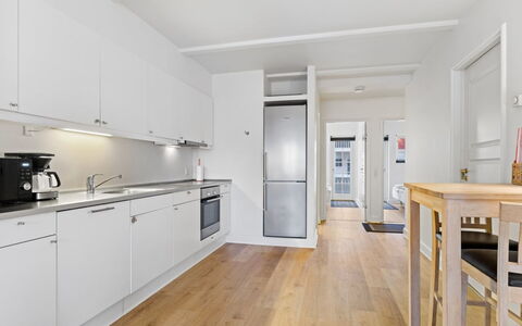 Terina - 5M from the Sea: Toit, Maison, Domicile, Chalet, Siding, Biens, Allée, Batiments Jardin, Cour, Cabanon