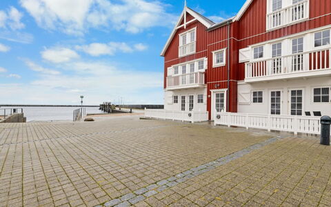 Terina - 5M from the Sea: Toit, Maison, Domicile, Chalet, Siding, Biens, Allée, Batiments Jardin, Cour, Cabanon