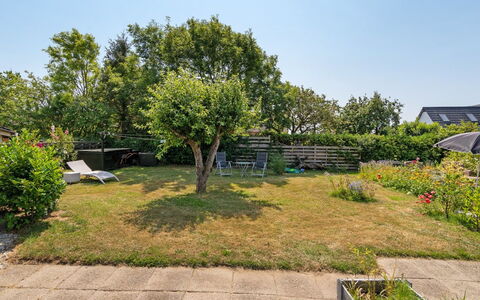 Evje - 250M from the Sea: Arbuste, Jardin, Paysage, Lot Terre, Couverture De Sol, Pelouse, Printemps, Ombre, Aménagement Paysager