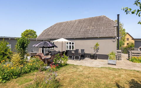 Evje - 250M from the Sea: Ciel, Herbe, Toit, Maison, Domicile, Chalet, Arbuste, Zone Résidentielle, Lot Terre