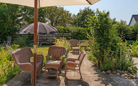 Evje - 250M from the Sea: Meubles, Parapluie, Chaise, Mobilier De Jardin, Jardin, Arbuste, Tableau De Plein Air, Ombre, Pot De Fleur