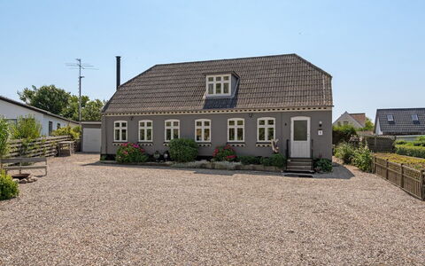 Evje - 250M from the Sea: Bâtiment, Fenêtre, Toit, Maison, Zone Résidentielle, Domicile, Chalet, Biens, Établissements Humains, Porte