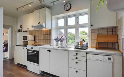 Evje - 250M from the Sea: Appareil De Cuisine, Cuisine, Comptoir, Principaux Appliance, Cabinetry, Sol, Design Intérieur, Cuisinière, Électroménager, Bois