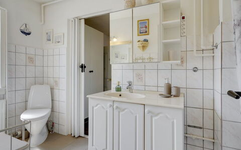 Evje - 250M from the Sea: Sol, Design Intérieur, Luminaire Plomberie, Sol, Évier, Cabinetry, Robinet, Plomberie, Armoire De Toilette, Salle De Bains