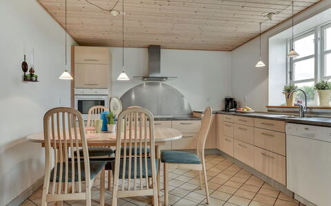 Joran - 120M from the Sea: Meubles, Sol, Design Intérieur, Bois, Plafond, Sol, Luminaire, Chaise, Table Cuisine Et Salle A Manger, Cuisine