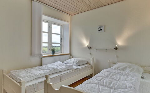 Joran - 120M from the Sea: Chambre, Lit, Literie, Cadre De Lit, Domicile, Drap De Lit, Plafond, Dur, Fenêtre À Guillotine, Oreiller