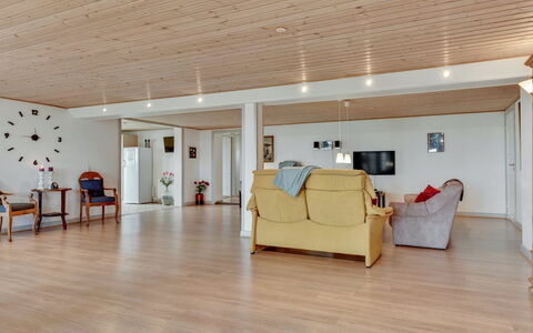 Joran - 120M from the Sea: Sol, Sol, Parquet, Design Intérieur, Bois, Plafond, Meubles, Revêtement De Sol Stratifié, Pièce, Salon