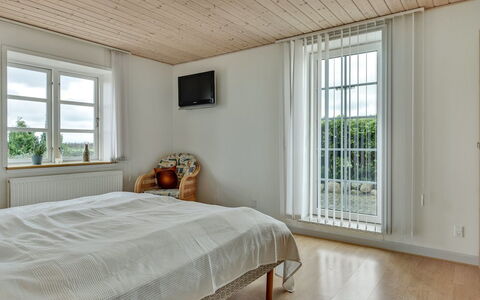 Joran - 120M from the Sea: Chambre, Design Intérieur, Lit, Bois, Sol, Sol, Plafond, Literie, Drap De Lit, Parquet