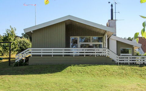 Roel - 500M from the Sea: Domicile, Chalet, Porche, Biens, Siding, Pelouse, Cour, Aménagement Paysager, Ferme, Ombre