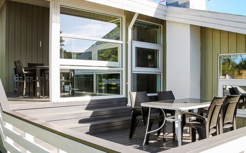 Roel - 500M from the Sea: Bois, Sol, Sol, Plafond, Meubles, Design Intérieur, Porte, Composite, Chaise, Dur