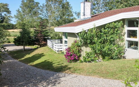 Roel - 500M from the Sea: Arbuste, Maison, Chalet, Domicile, Jardin, Couverture De Sol, Pelouse, Ferme, Biens