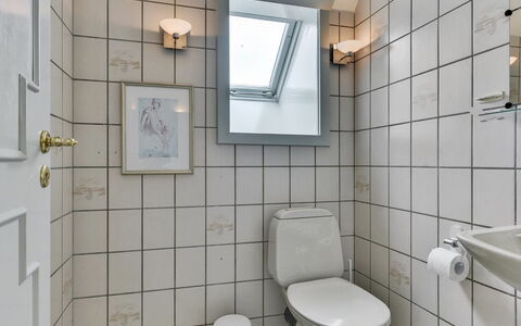 Stefanie - 10M from the Sea: Mur, Design Intérieur, Luminaire Plomberie, Salle De Bains, Sol, Toilette, Siège De Toilette, Sol, Plomberie, Évier