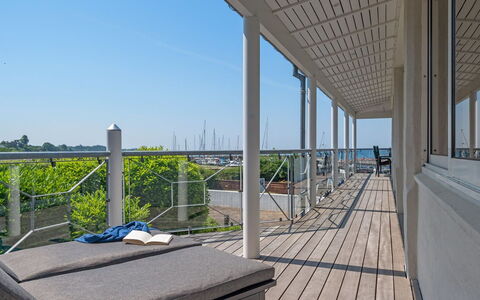 Irma - 25M from the Sea: Toit, Maison, Domicile, Chalet, Siding, Biens, Allée, Batiments Jardin, Cour, Cabanon