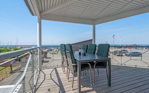 Irma - 25M from the Sea: Toit, Maison, Domicile, Chalet, Siding, Biens, Allée, Batiments Jardin, Cour, Cabanon