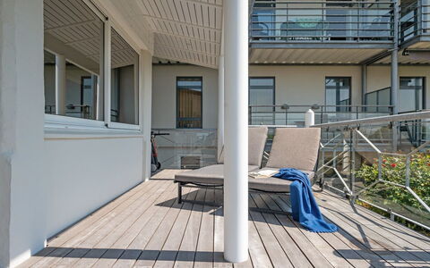 Irma - 25M from the Sea: Toit, Maison, Domicile, Chalet, Siding, Biens, Allée, Batiments Jardin, Cour, Cabanon