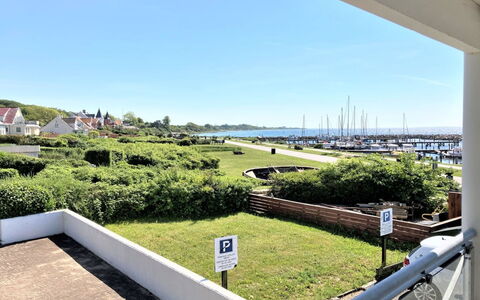 Irma - 25M from the Sea: Toit, Maison, Domicile, Chalet, Siding, Biens, Allée, Batiments Jardin, Cour, Cabanon