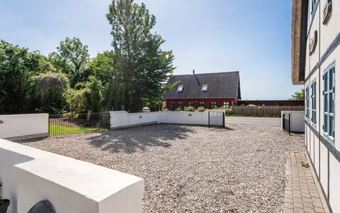 Sirkku - 320M from the Sea: Chalet, Domicile, Maison, Toit, Porche, Biens, Siding, Batiments Jardin, Ferme, Cour