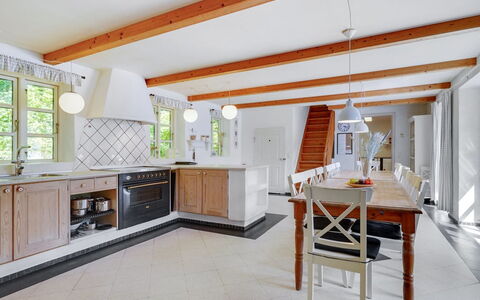 Sirkku - 320M from the Sea: Sol, Meubles, Design Intérieur, Bois, Plafond, Sol, Luminaire, Éclairage, Cuisine, Pièce