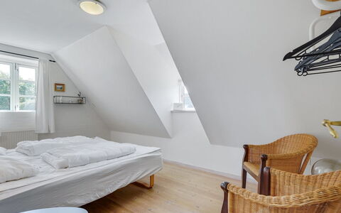 Sirkku - 320M from the Sea: Mur, Lit, Sol, Sol, Design Intérieur, Chambre, Bois, Meubles, Plafond, Domicile