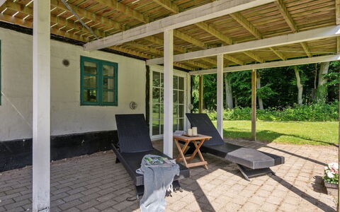 Sirkku - 320M from the Sea: Bois, Porche, Domicile, Porte, Chalet, Ombre, Pelouse, Arrière-Cour, Jardin