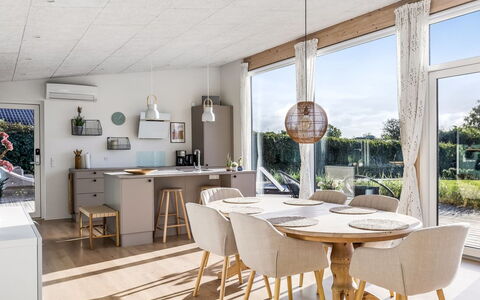 Sebbi - 90M from the Sea: Meubles, Sol, Design Intérieur, Sol, Bois, Table Cuisine Et Salle A Manger, Chaise, Salle À Manger, Plafond, Table