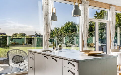 Sebbi - 90M from the Sea: Cuisine, Meubles, Design Intérieur, Comptoir, Luminaire, Sol, Plafond, Sol, Éclairage, Domicile