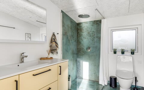 Sebbi - 90M from the Sea: Mur, Luminaire Plomberie, Sol, Design Intérieur, Sol, Salle De Bains, Plafond, Évier, Plomberie, Armoire De Toilette