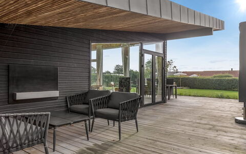 Sebbi - 90M from the Sea: Bois, Parquet, Plate-Forme, Dur, Planche, Porche, Tache De Bois, Ombre, Mobilier De Jardin, Patio
