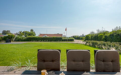 Sebbi - 90M from the Sea: Ciel, Meubles, Herbe, Mobilier De Jardin, Chaise, Table, Tableau De Plein Air, Lot Terre, Jardin, Pelouse