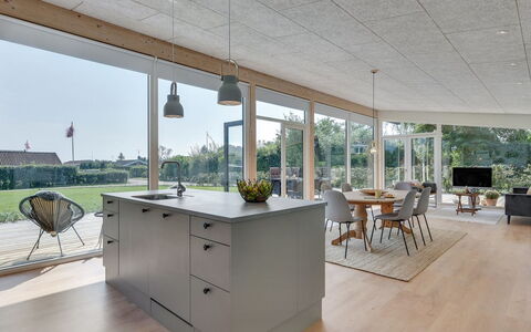 Sebbi - 90M from the Sea: Bois, Sol, Sol, Plafond, Matériau Naturel, Chaise, Dur, Parquet, Cuisine, Table Cuisine Et Salle A Manger