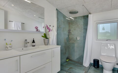 Sebbi - 90M from the Sea: Sol, Luminaire Plomberie, Mur, Design Intérieur, Sol, Salle De Bains, Plafond, Évier, Lavabo, Armoire De Toilette