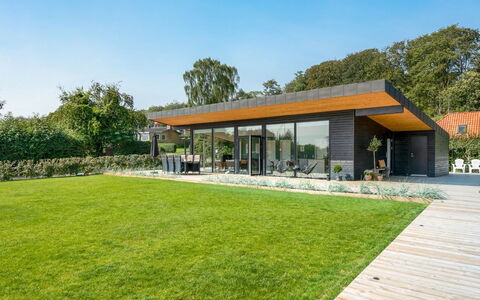 Sebbi - 90M from the Sea: Toit, Lot Terre, Domicile, Jardin, Batiments Jardin, Ombre, Ferme, Chalet, Biens, Aménagement Paysager