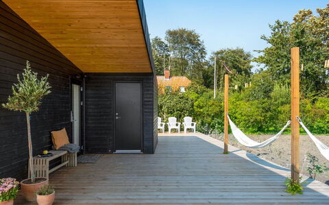 Sebbi - 90M from the Sea: Bois, Planche, Dur, Plate-Forme, Parquet, Composite, Tache De Bois, Siding, Ombre, Porche