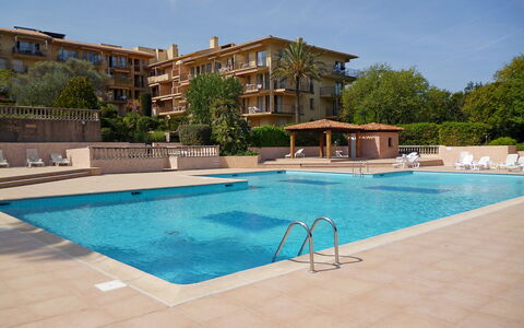 Saint-Tropez 550: Meubles, Appartement, Domicile, Balcon, Tache De Bois, Ombre, Chaise, Eco Hôtel, Mobilier De Jardin, Plante D'Appartement