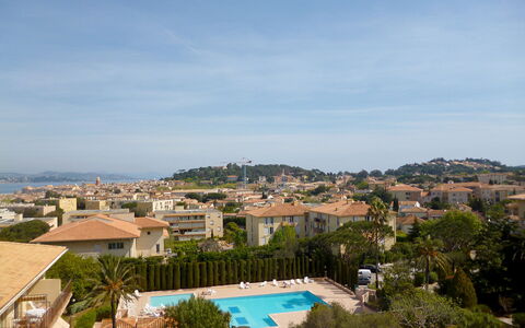 Saint-Tropez 550: Meubles, Appartement, Domicile, Balcon, Tache De Bois, Ombre, Chaise, Eco Hôtel, Mobilier De Jardin, Plante D'Appartement