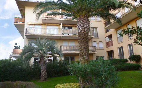 Saint-Tropez 550: Meubles, Appartement, Domicile, Balcon, Tache De Bois, Ombre, Chaise, Eco Hôtel, Mobilier De Jardin, Plante D'Appartement