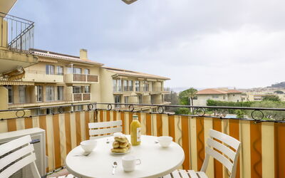 Saint-Tropez 550: Table, Ciel, Meubles, Bâtiment, Propriété, Chaise, Vaisselle, Bois, Design Intérieur, Nuage