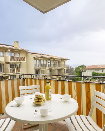 Saint-Tropez 550: Table, Ciel, Meubles, Bâtiment, Propriété, Chaise, Vaisselle, Bois, Design Intérieur, Nuage