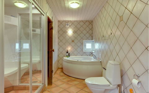Henrijette - 200M from the Sea: Sol, Design Intérieur, Sol, Luminaire Plomberie, Salle De Bains, Plafond, Baignoire, Plomberie, Pièce, Robinet