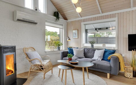 Kei - 75M from the Sea: Bois, Sol, Design Intérieur, Sol, Domicile, Salon, Plafond, Parquet, Électroménager, Canapé