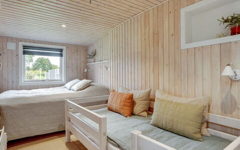 Kei - 75M from the Sea: Meubles, Design Intérieur, Sol, Sol, Chambre, Lit, Bois, Plafond, Pièce, Éclairage