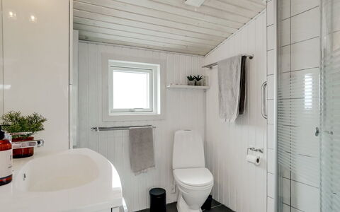Kei - 75M from the Sea: Luminaire Plomberie, Siège De Toilette, Sol, Sol, Toilette, Design Intérieur, Évier, Salle De Bains, Plafond, Plomberie