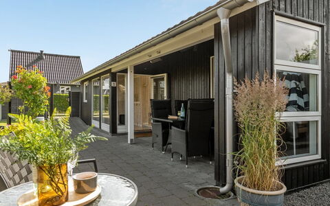 Kei - 75M from the Sea: Toit, Maison, Domicile, Chalet, Siding, Biens, Allée, Batiments Jardin, Cour, Cabanon