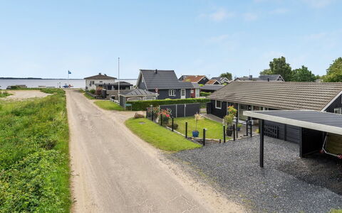 Kei - 75M from the Sea: Toit, Maison, Domicile, Chalet, Siding, Biens, Allée, Batiments Jardin, Cour, Cabanon