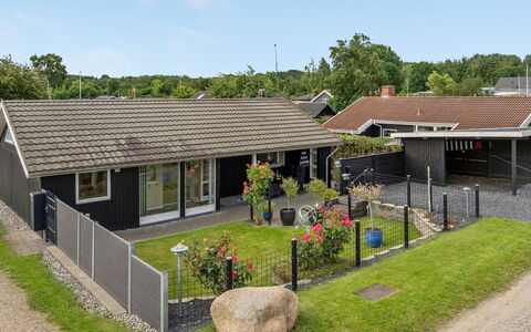 Kei - 75M from the Sea: Toit, Maison, Domicile, Chalet, Siding, Biens, Allée, Batiments Jardin, Cour, Cabanon