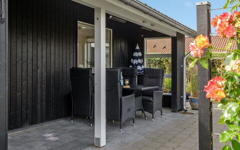 Kei - 75M from the Sea: Toit, Maison, Domicile, Chalet, Siding, Biens, Allée, Batiments Jardin, Cour, Cabanon