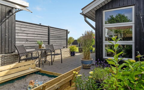 Kei - 75M from the Sea: Toit, Maison, Domicile, Chalet, Siding, Biens, Allée, Batiments Jardin, Cour, Cabanon